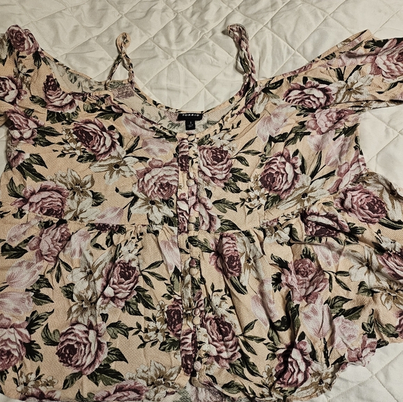 Torrid cold shoulder top - Picture 3 of 4